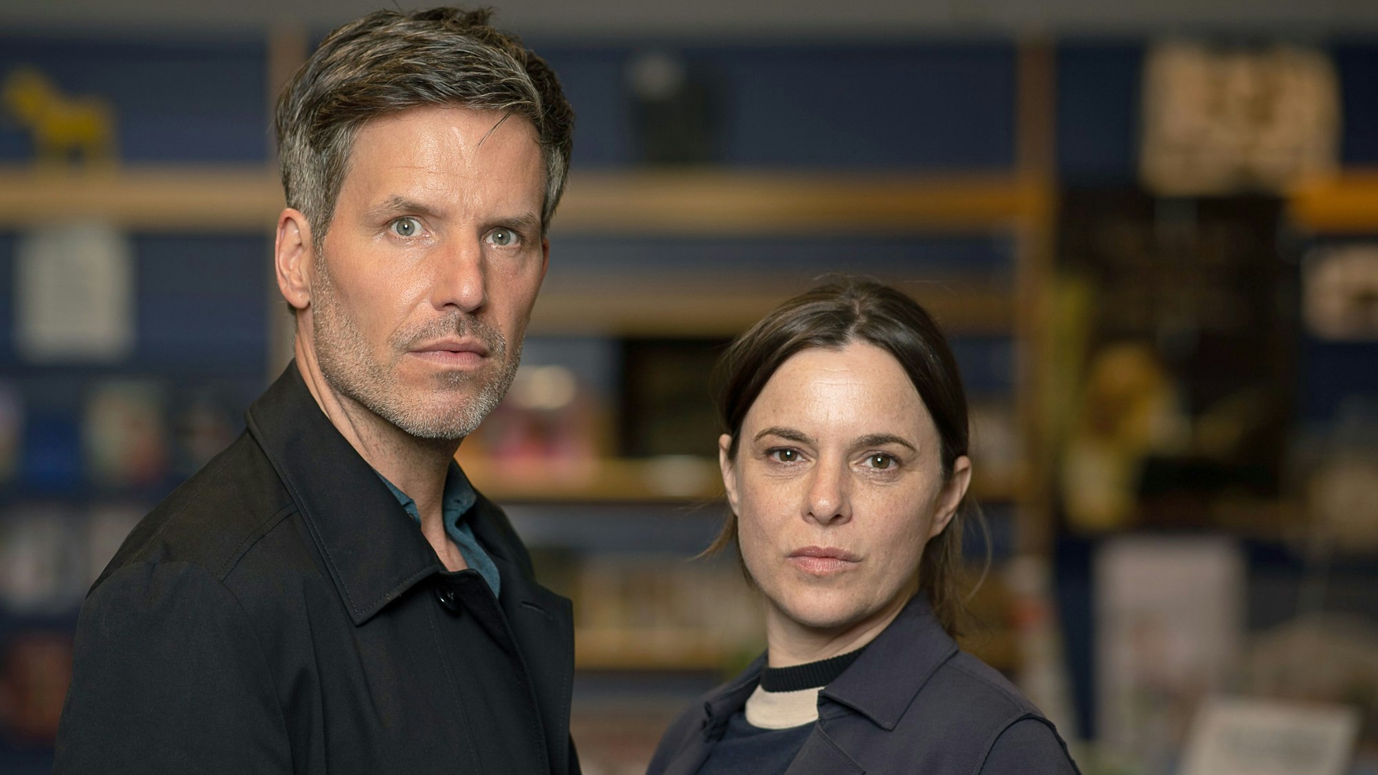 Ein Mann und eine Frau blicken ernst in die Kamera.