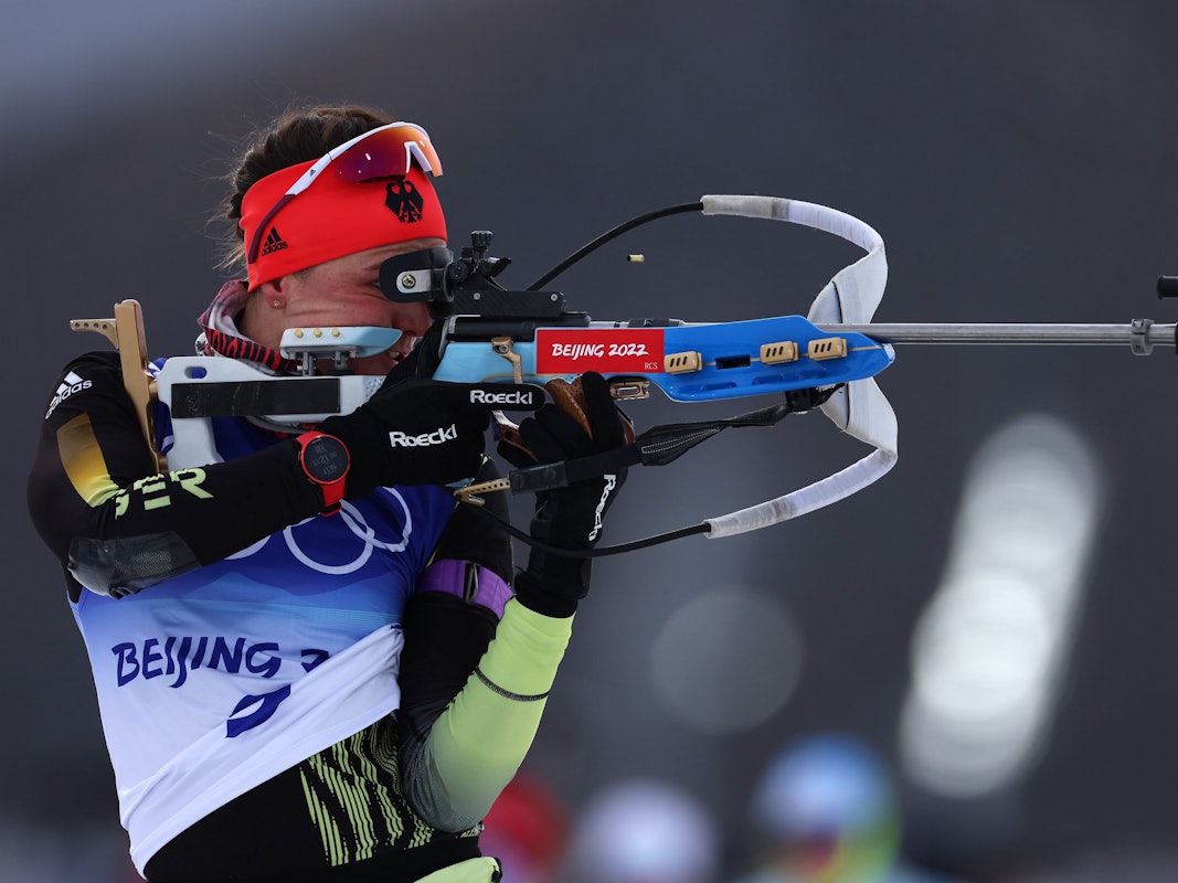 Die deutsche Biathletin Denise Herrmann wärmt sich vor dem 7,5 Kilometer Sprint der Frauen am 11. Februar 2022 in Zhangjiakou am Schießstand auf.