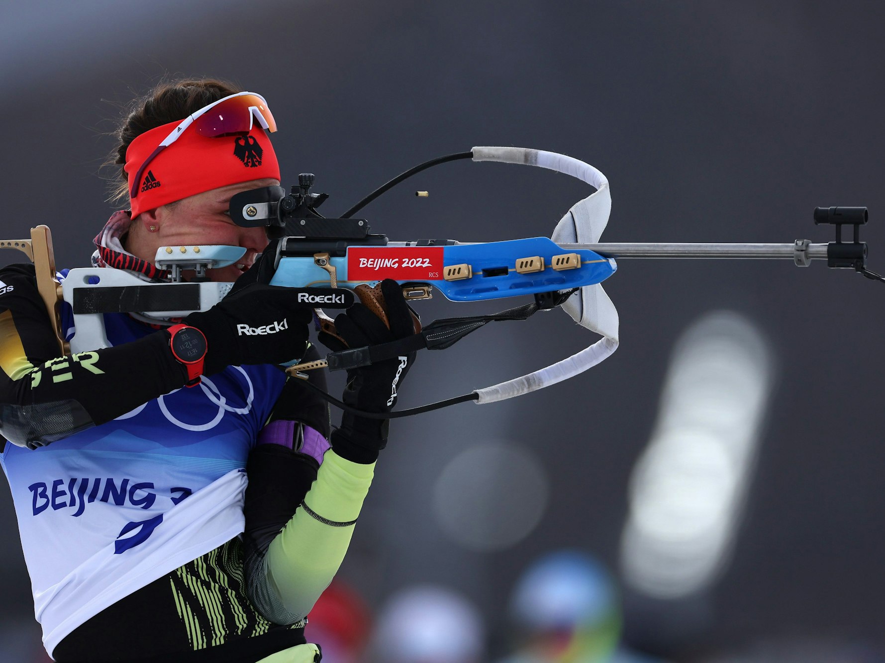 Die deutsche Biathletin Denise Herrmann wärmt sich vor dem 7,5 Kilometer Sprint der Frauen am 11. Februar 2022 in Zhangjiakou am Schießstand auf.