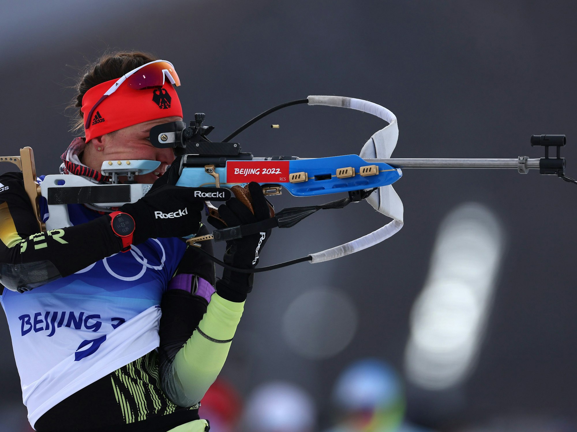 Die deutsche Biathletin Denise Herrmann wärmt sich vor dem 7,5 Kilometer Sprint der Frauen am 11. Februar 2022 in Zhangjiakou am Schießstand auf.