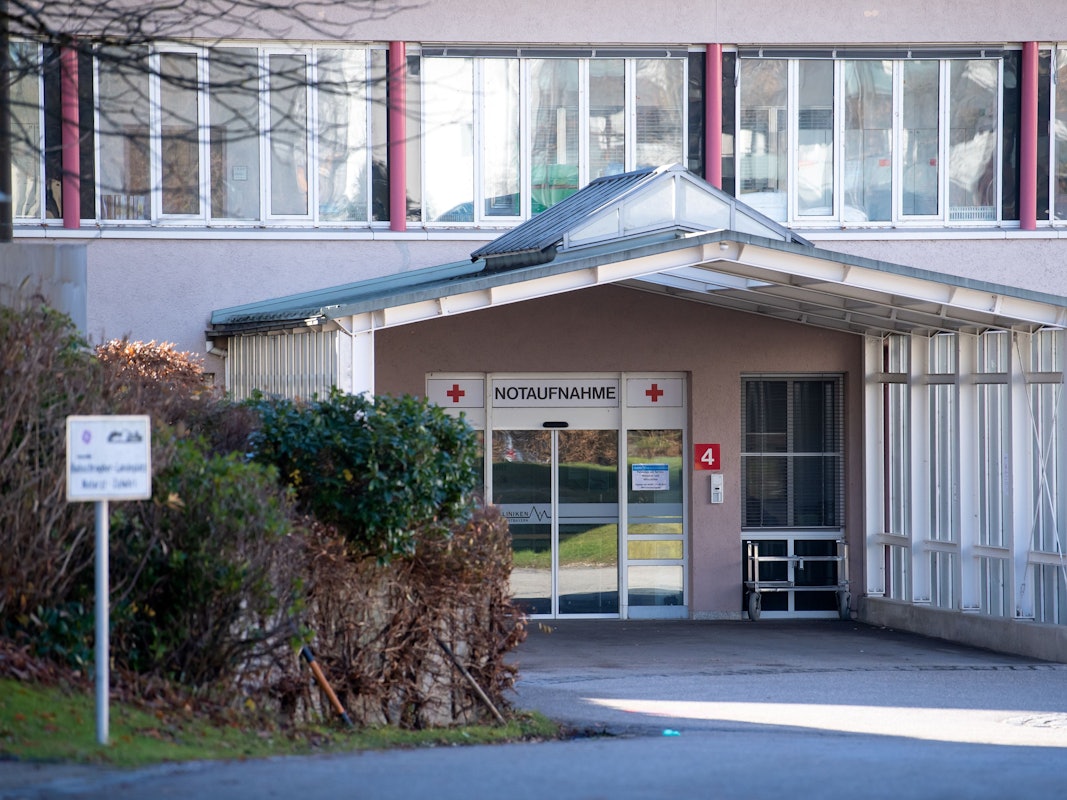Der Hund wartet vor dem Krankenhaus (hier ein Symbolfoto) seit über einem Jahr auf seinem Besitzer.