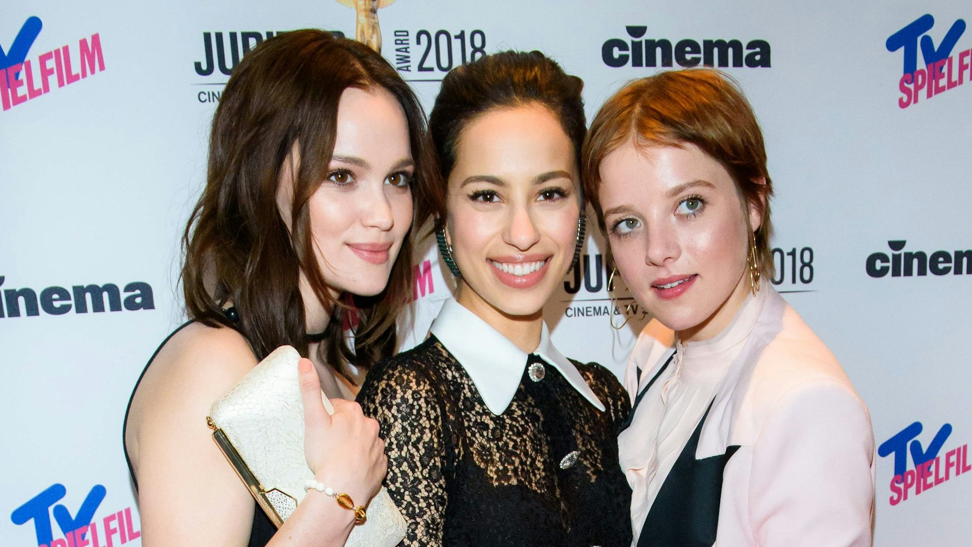 „Fack ju Göhte“-Stars: Emilia Schüle, Gizem Emre und Jella Haase stehen auf dem roten Teppich.
