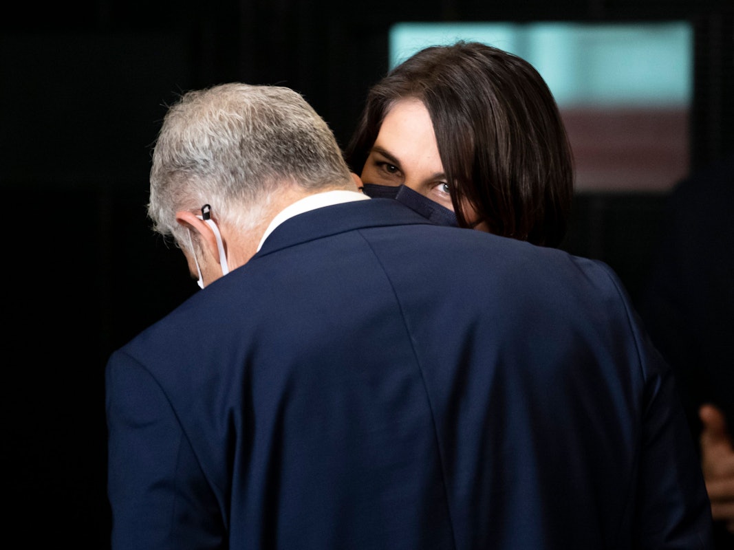 Annalena Baerbock (Bündnis 90/Die Grünen), Außenministerin, und Yair Lapid, israelischer Außenminister, nehmen an einer Pressekonferenz nach einem Gespräch teil.