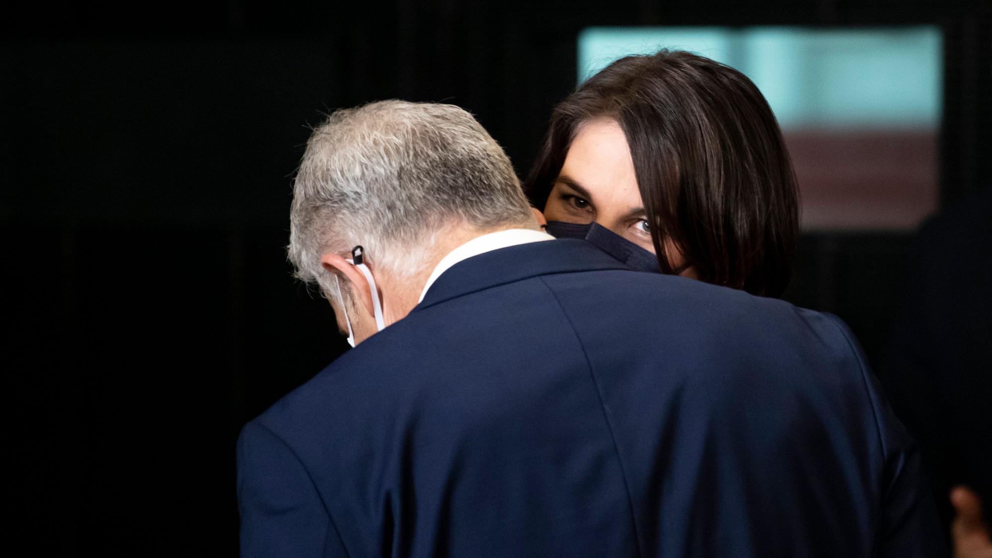 Annalena Baerbock (Bündnis 90/Die Grünen), Außenministerin, und Yair Lapid, israelischer Außenminister, nehmen an einer Pressekonferenz nach einem Gespräch teil.