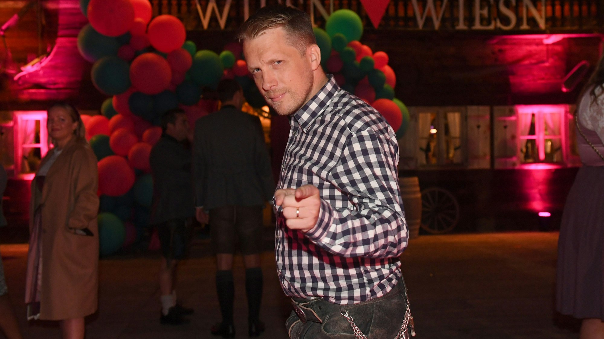 Der Comedian Oliver Pocher zeigt sich bei der „Wiesn Wiesn Charity Night“, die unter dem Motto «Ich liebe das Leben» in der «Käfer Alm» an der Galopprennbahn München gefeiert wurde.