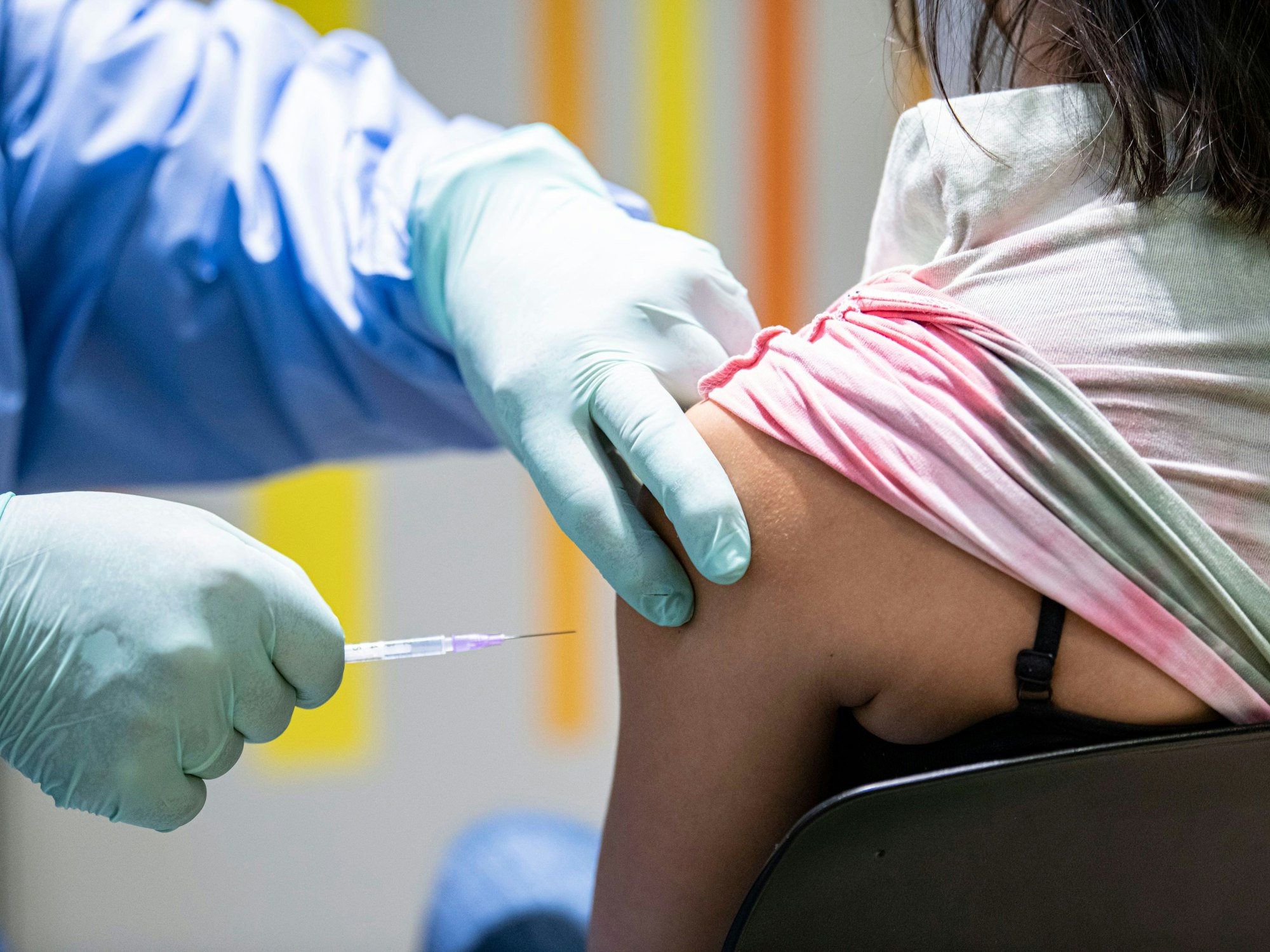 Berlin: Eine Person wird im Impfzentrum Tegel von einem Impfarzt gegen das Coronavirus geimpft.