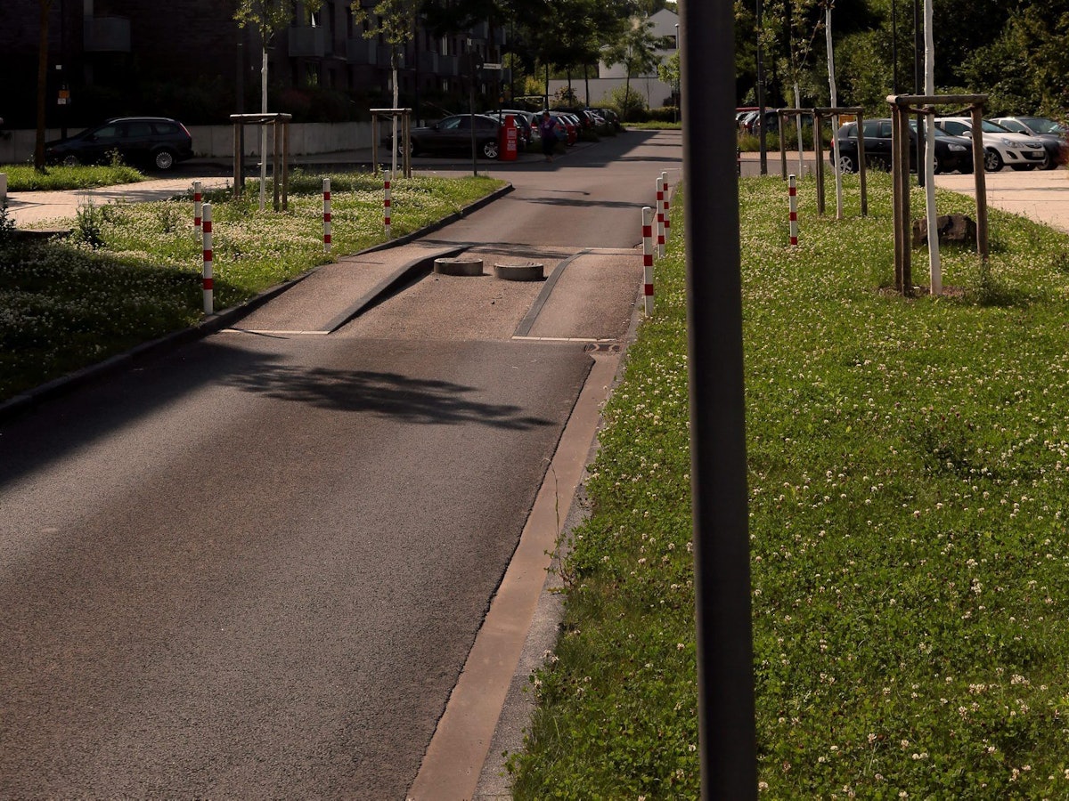 Eine Busschleuse auf der Straße mit flachen Pollern in der Mitte.