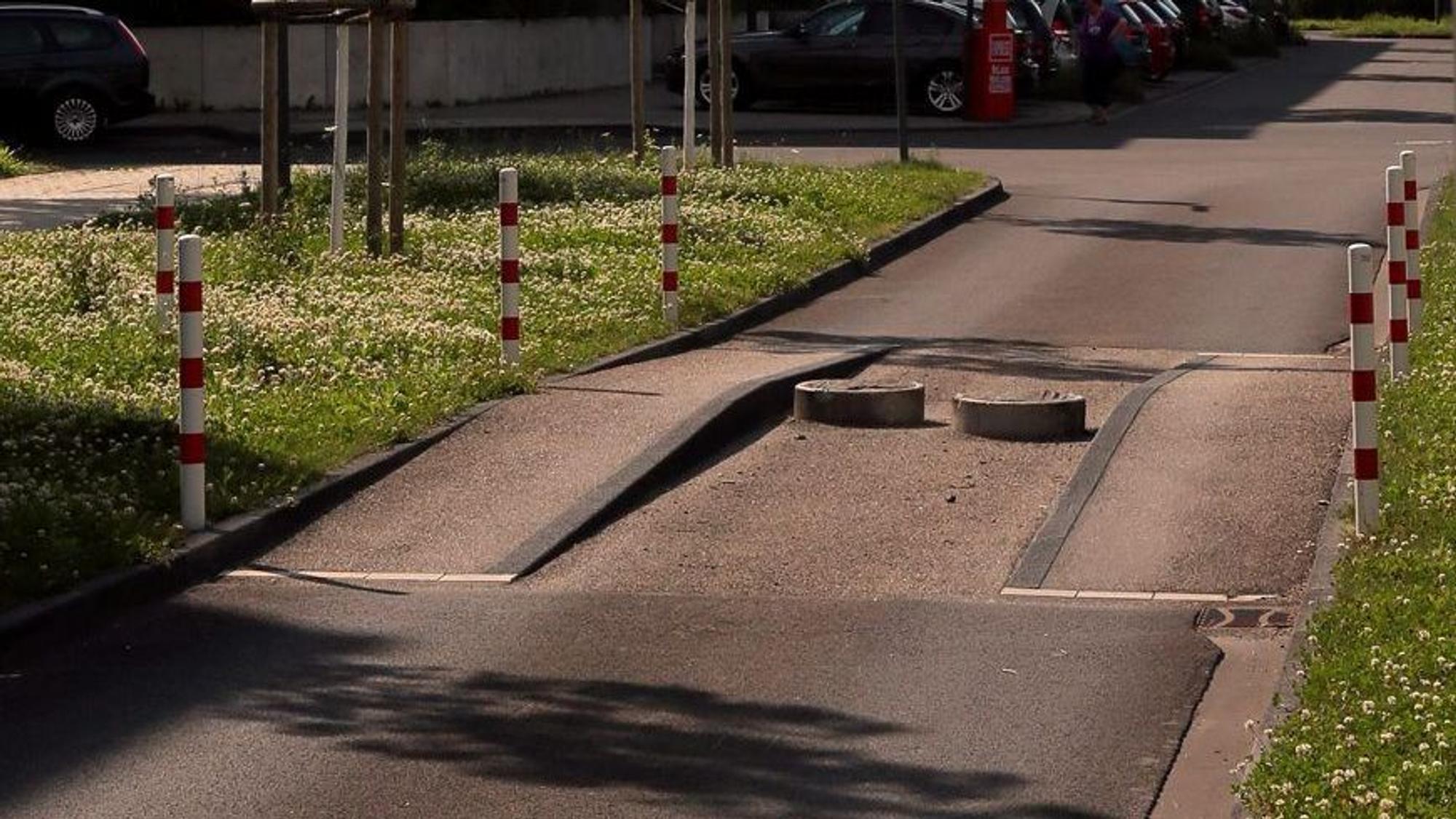 Eine Busschleuse auf der Straße mit flachen Pollern in der Mitte.