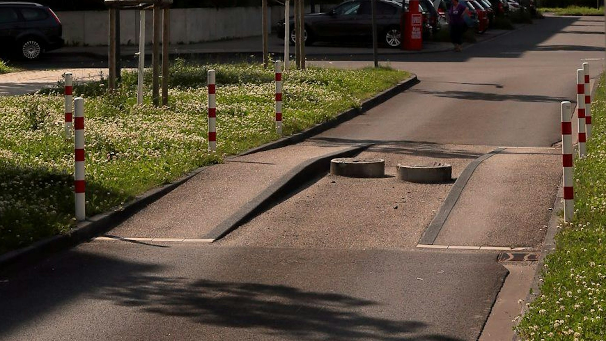 Eine Busschleuse auf der Straße mit flachen Pollern in der Mitte.