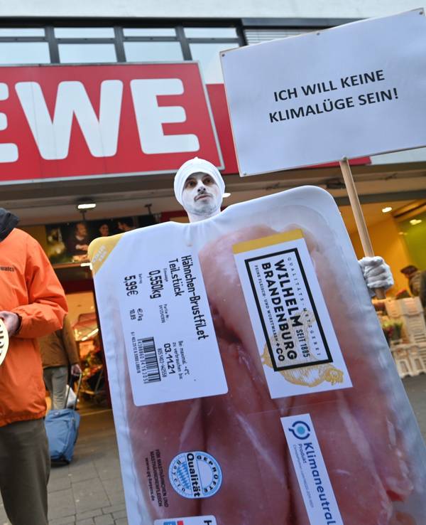 Aktivisten überreichten Rewe 2021 den „Goldenen Windbeutel“.