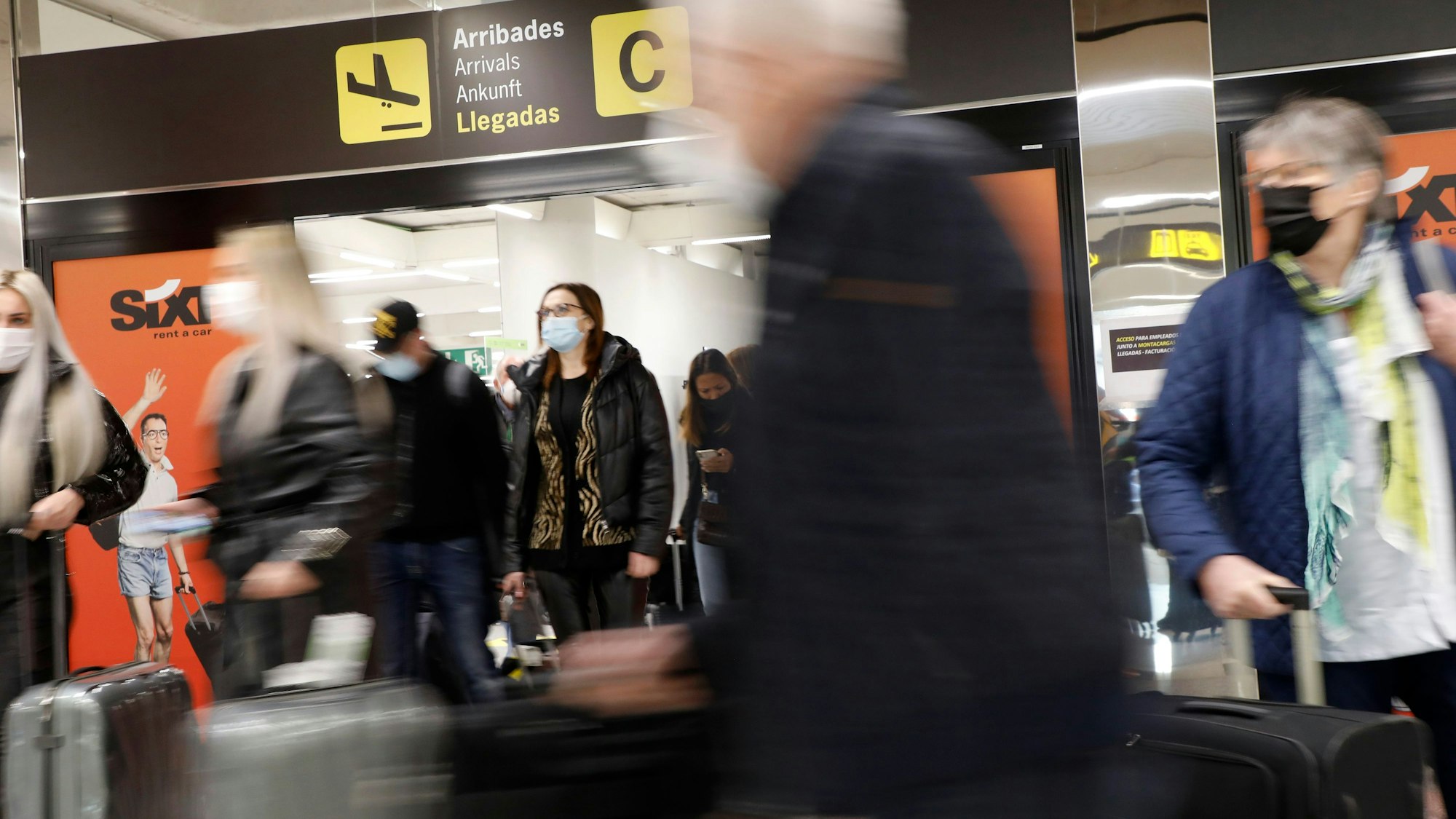 Auch für die Touristen (hier am Ankunftschalter von Palma de Mallorca) bedeutet der Schritt Entspannung.
