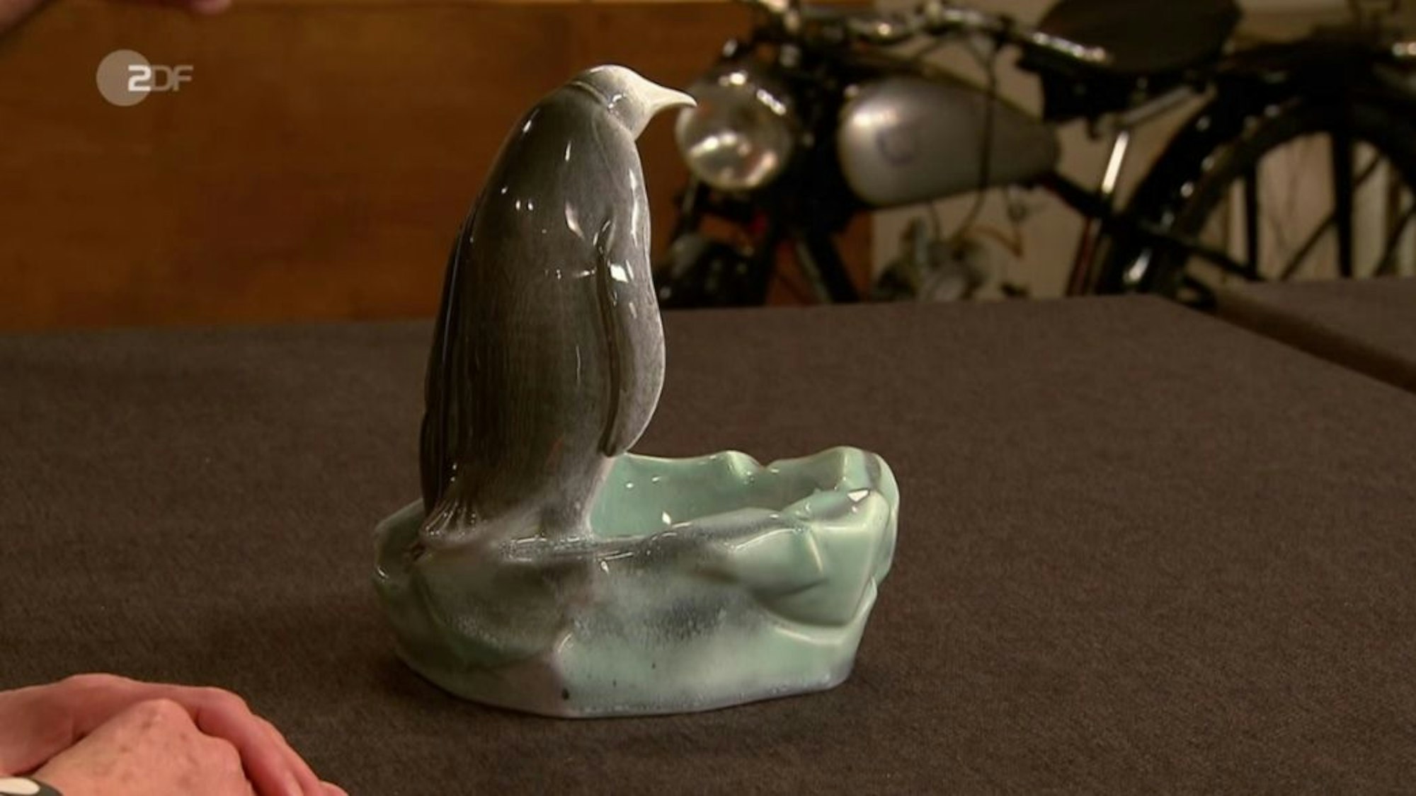 Bares für Rares vom 11. Februar 2022: Verkäufer Ingolf Kreft trägt Halskrause und möchte seinen Pinguin-Aschenbecher verkaufen.
Screenshot: ZDF