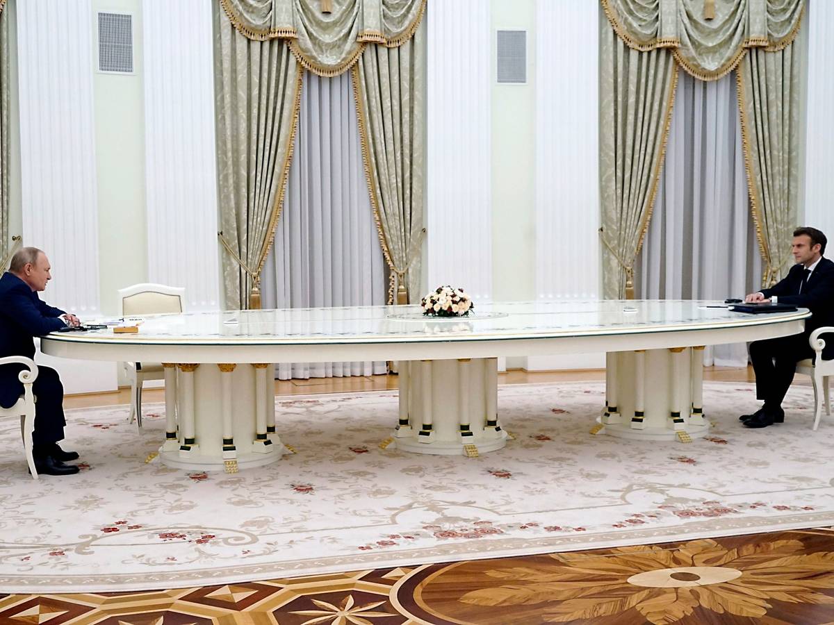 Das Foto ging um die Welt: Emmanuel Macron und Wladimir Putin sitzen bei ihren Gesprächen am Montag (7. Februar) an einem riesigen Tisch, mehrere Meter Abstand waren zwischen ihnen. Es soll wohl einen triftigen Grund für diese Distanz gegeben haben.