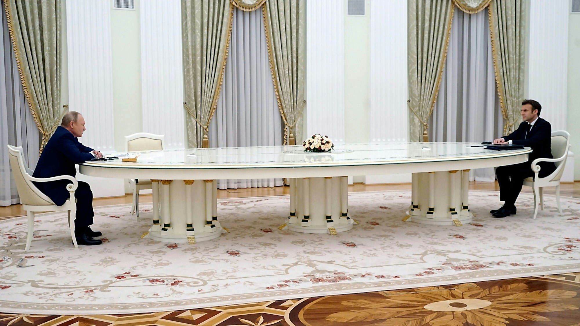 Das Foto ging um die Welt: Emmanuel Macron und Wladimir Putin sitzen bei ihren Gesprächen am Montag (7. Februar) an einem riesigen Tisch, mehrere Meter Abstand waren zwischen ihnen. Es soll wohl einen triftigen Grund für diese Distanz gegeben haben.