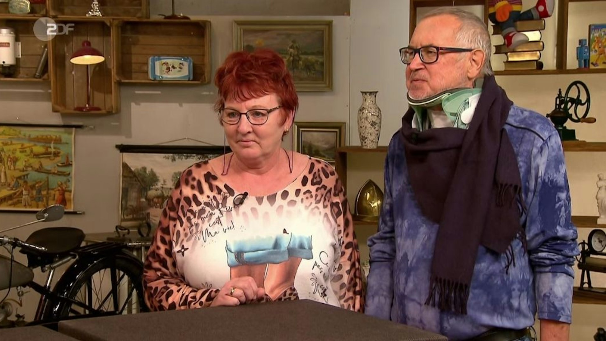 Bares für Rares vom 11. Februar 2022: Verkäufer Ingolf Kreft trägt Halskrause und möchte seinen Pinguin-Aschenbecher verkaufen.
Screenshot: ZDF