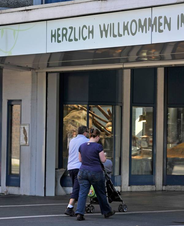 Im Kölner Zoo können Besucher und Besucherinnen jetzt einen neugeborenen Südpudu in Augenschein nehmen. Unser Foto zeigt den Zoo-Eingang am 27. August 2012.