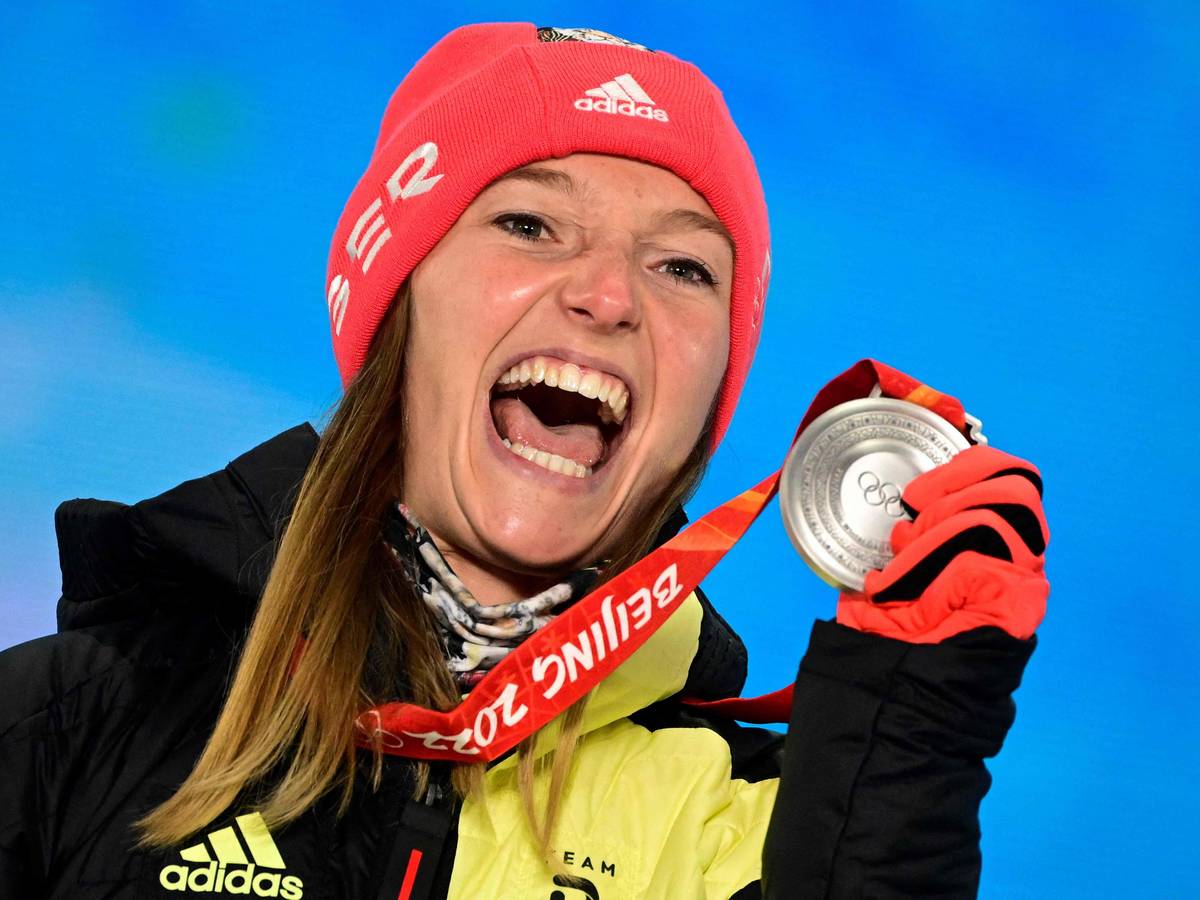 Katharina Althaus freut sich über ihre Silbermedaille.