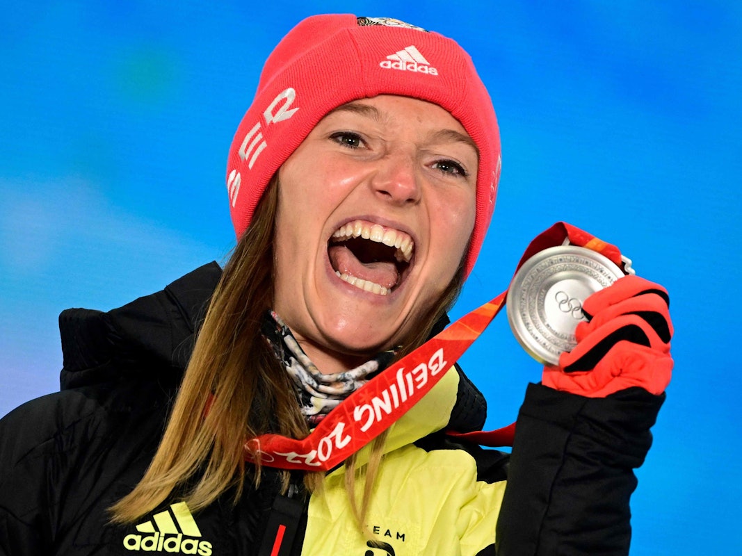Katharina Althaus freut sich über ihre Silbermedaille.