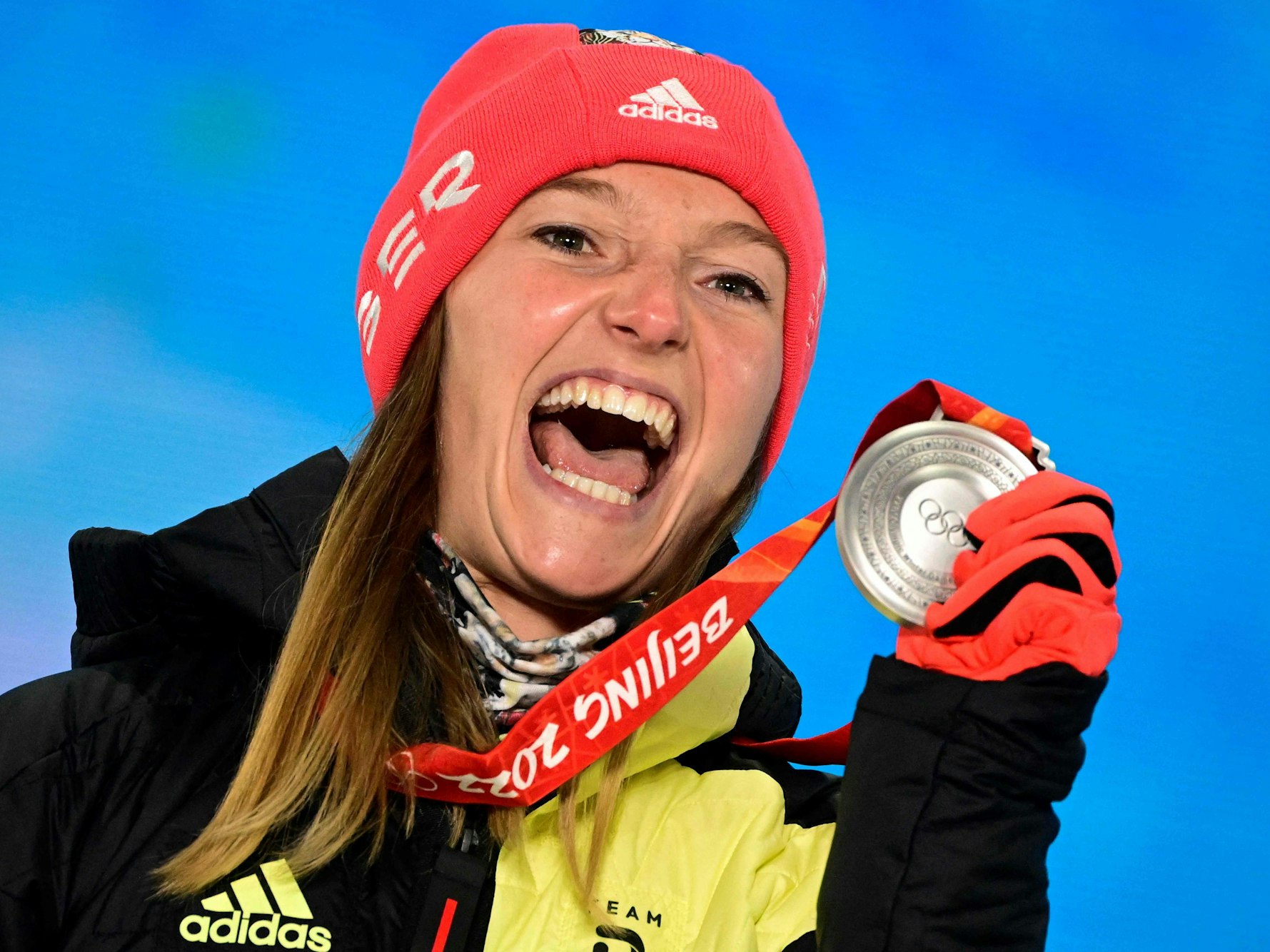 Katharina Althaus freut sich über ihre Silbermedaille.