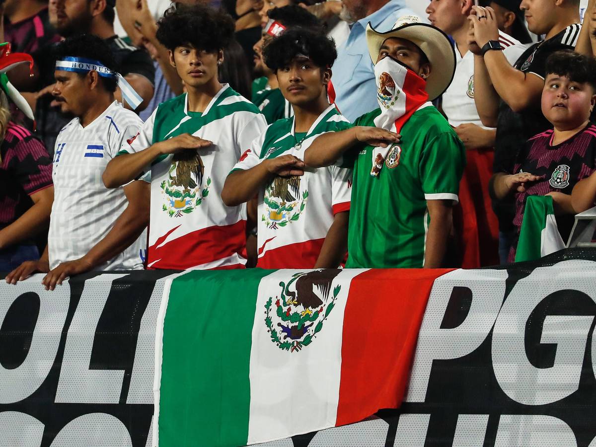 Mexiko-Fans bei der Nationalhymne.