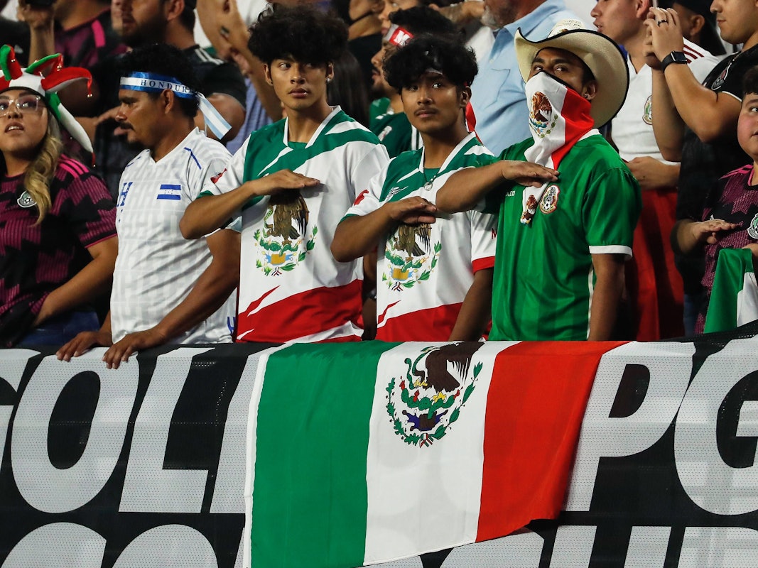 Mexiko-Fans bei der Nationalhymne.