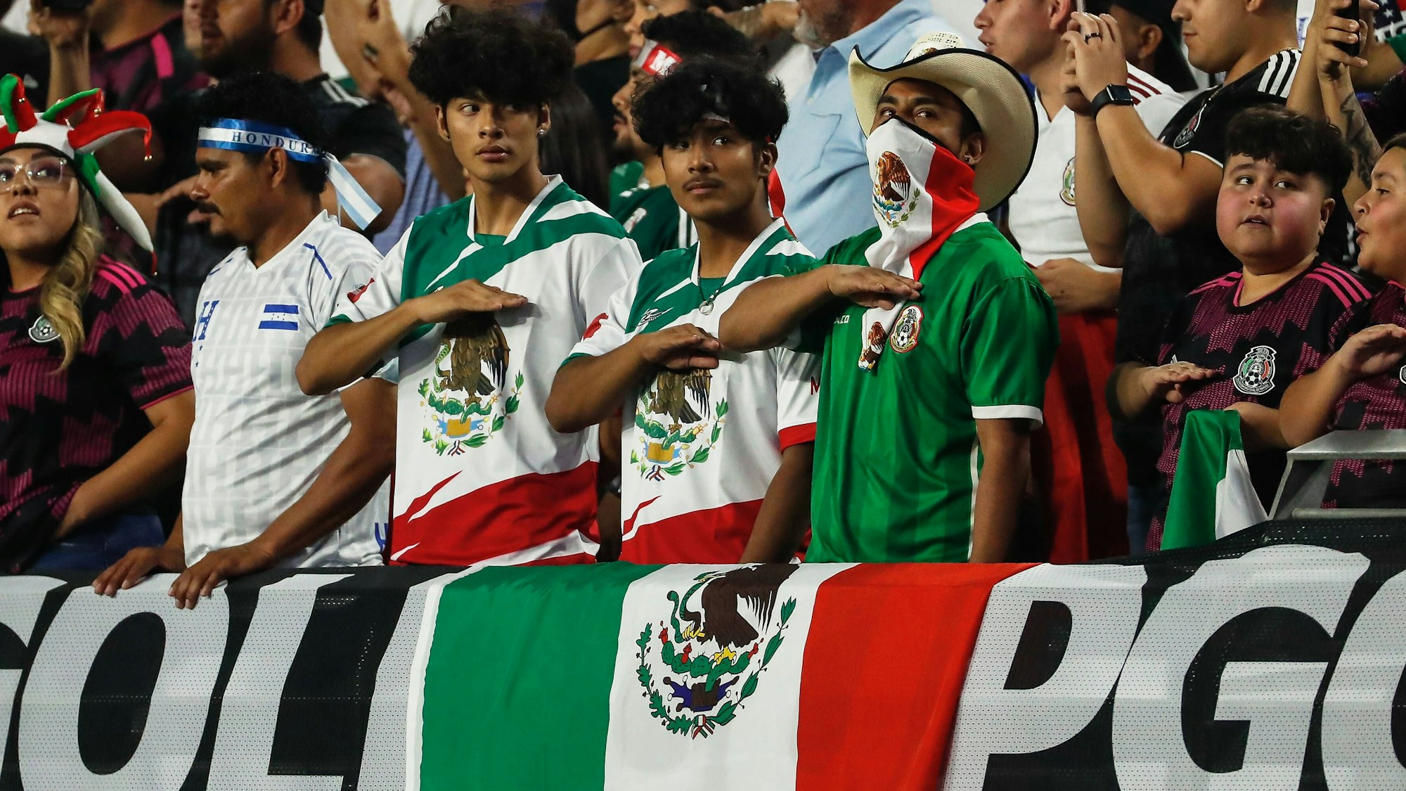 Mexiko-Fans bei der Nationalhymne.