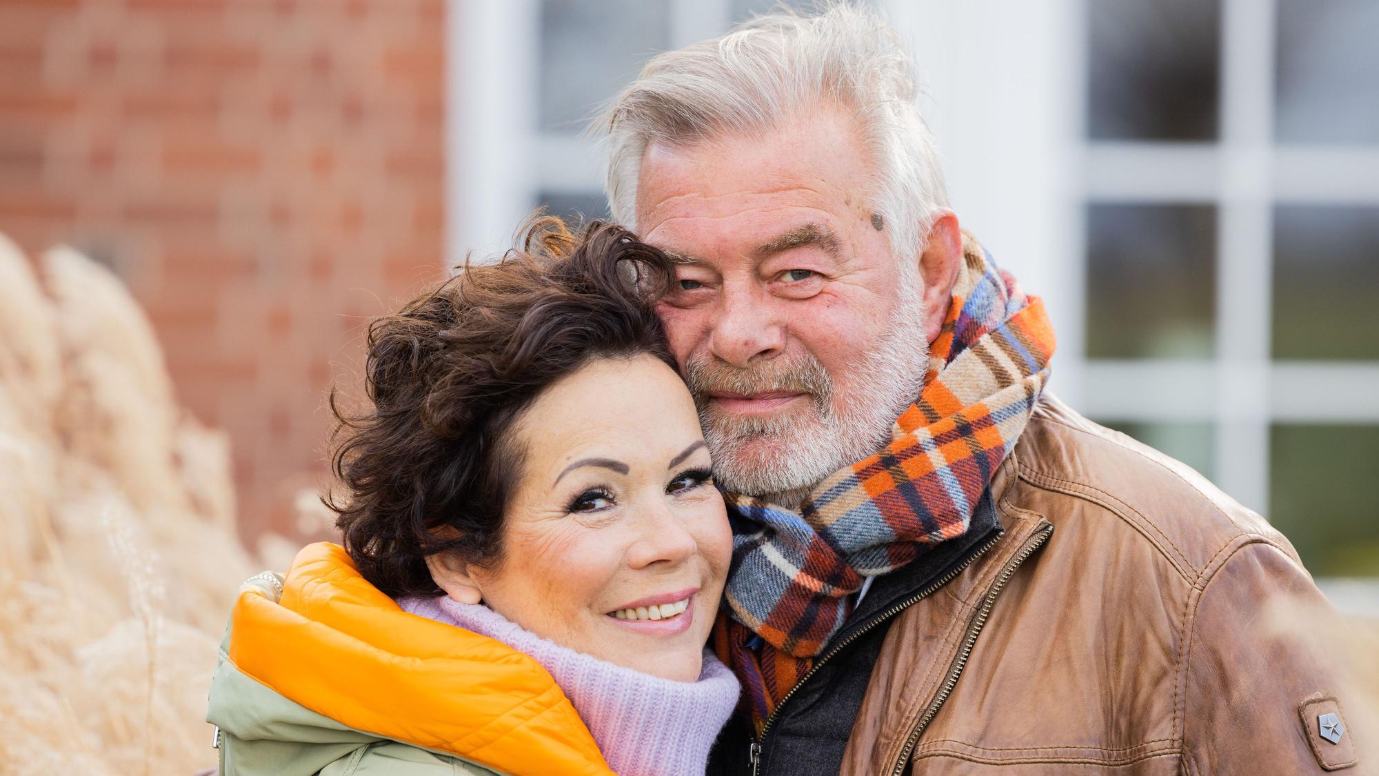 Harry Wijnvoord, niederländischer Moderator («Der Preis ist heiß»), und seine Frau Iris Wijnvoord stehen vor ihrem Haus. TV-Moderator Harry Wijnvoord (72) will Mitte März live im Fernsehen und an Bord eines Kreuzfahrtschiffs heiraten.