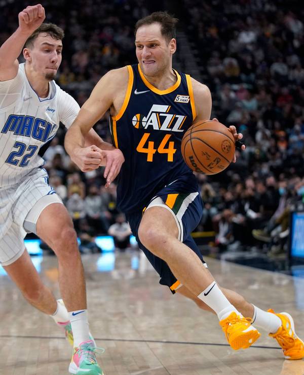 Bojan Bogdanovic (r) von Utah Jazz versucht an Franz Wagner von Orlando Magic vorbeizukommen.