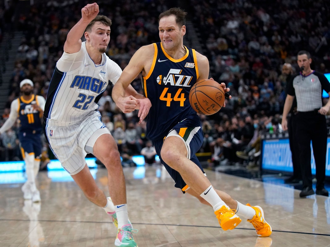 Bojan Bogdanovic (r) von Utah Jazz versucht an Franz Wagner von Orlando Magic vorbeizukommen.