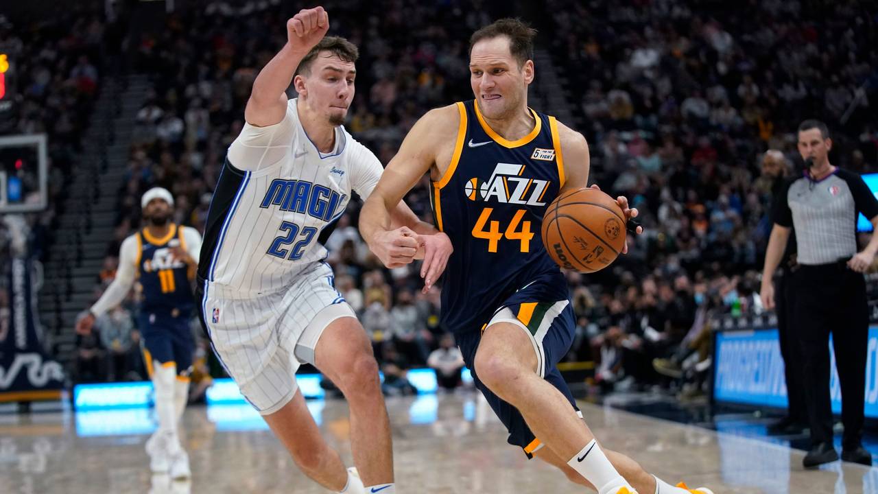 Bojan Bogdanovic (r) von Utah Jazz versucht an Franz Wagner von Orlando Magic vorbeizukommen.
