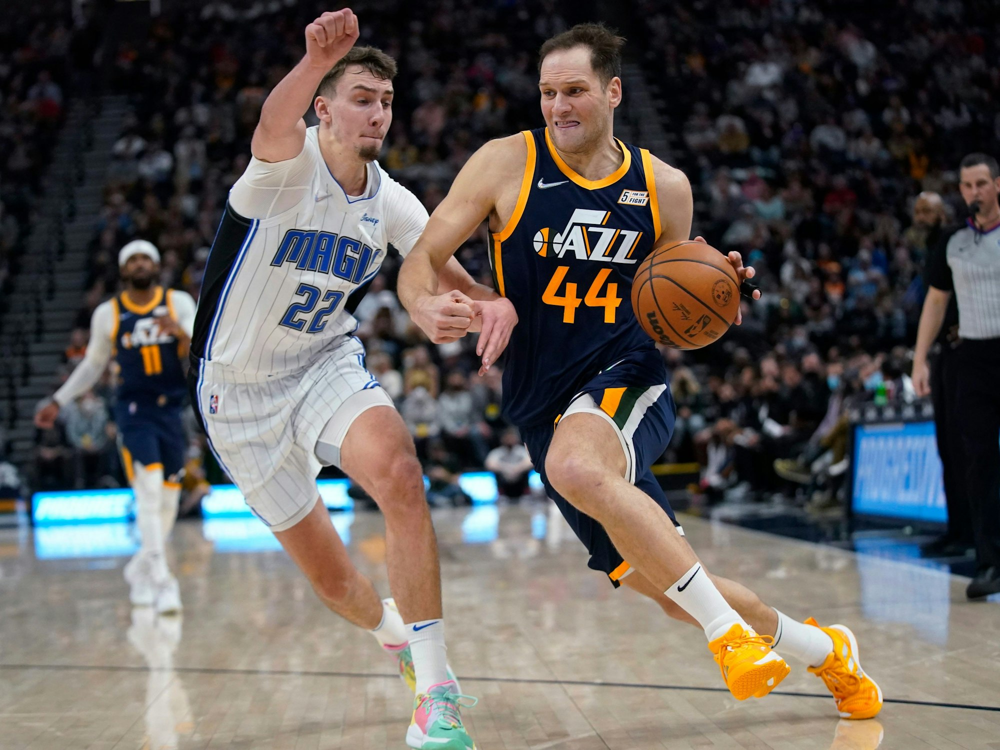 Bojan Bogdanovic (r) von Utah Jazz versucht an Franz Wagner von Orlando Magic vorbeizukommen.