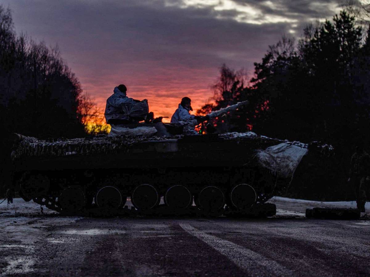 Seit Jahren gibt es den Konflikt zwischen Russland und der Ukraine. Aktuell hat sich die Lage zugespitzt. Das Foto zeigt eine ukrainische Panzerbesetzung auf Patrouille.