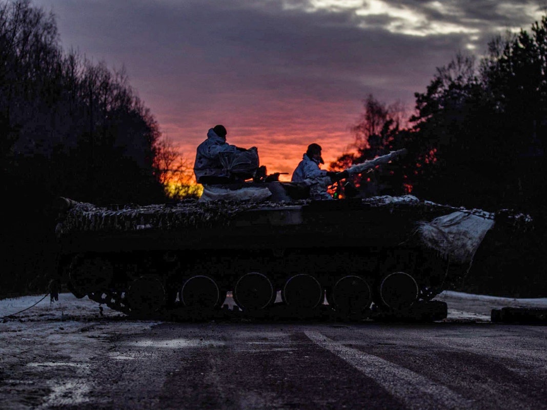 Seit Jahren gibt es den Konflikt zwischen Russland und der Ukraine. Aktuell hat sich die Lage zugespitzt. Das Foto zeigt eine ukrainische Panzerbesetzung auf Patrouille.