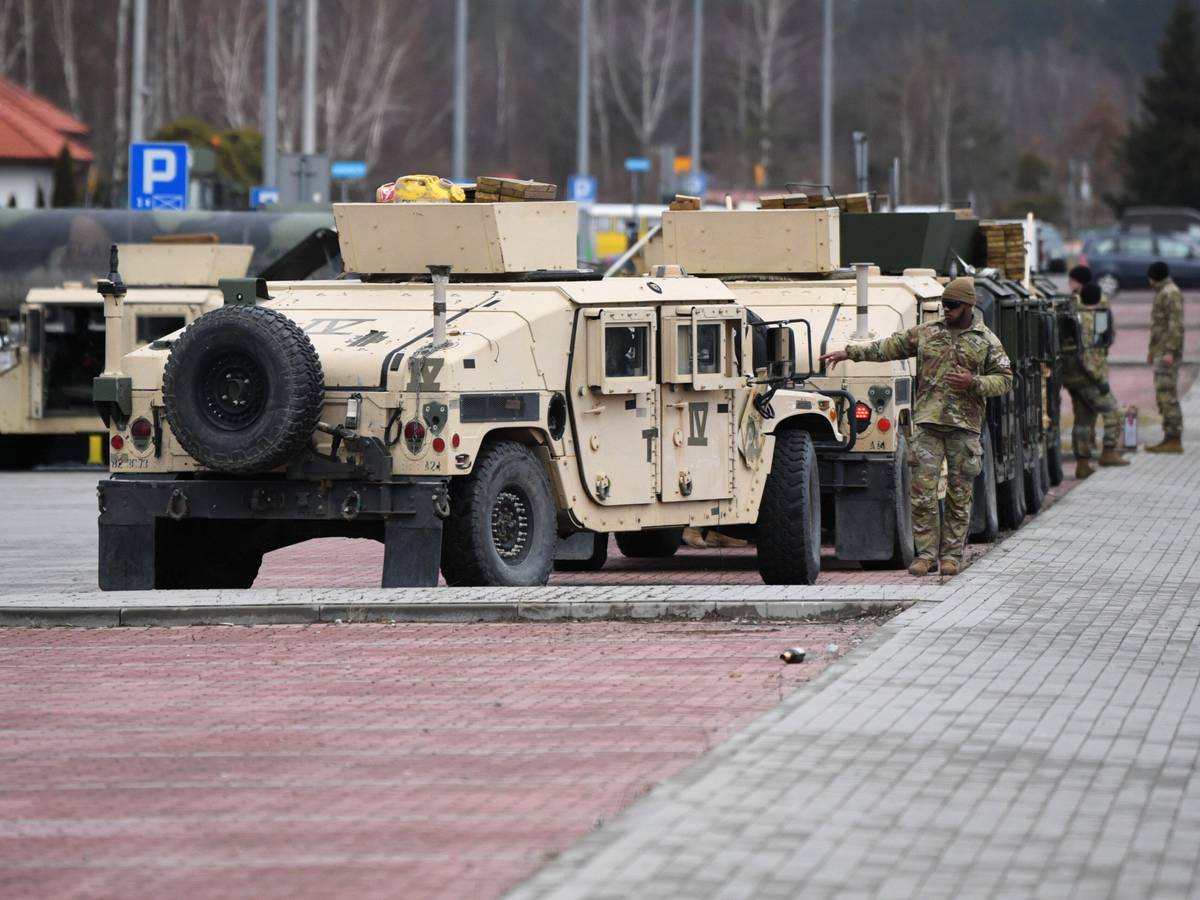 08.02.2022, Polen, Jasionka: US-Soldaten der 82. Luftlandedivision stehen am Flughafen in Jasionka. Im Rahmen der angekündigten Verstärkung amerikanischer Truppen in Europa waren zusätzliche US-Soldaten in Polen eingetroffen.