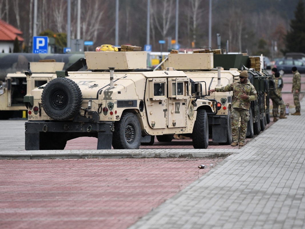 08.02.2022, Polen, Jasionka: US-Soldaten der 82. Luftlandedivision stehen am Flughafen in Jasionka. Im Rahmen der angekündigten Verstärkung amerikanischer Truppen in Europa waren zusätzliche US-Soldaten in Polen eingetroffen.