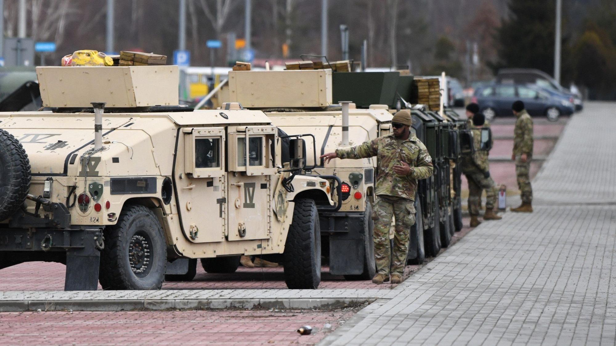 08.02.2022, Polen, Jasionka: US-Soldaten der 82. Luftlandedivision stehen am Flughafen in Jasionka. Im Rahmen der angekündigten Verstärkung amerikanischer Truppen in Europa waren zusätzliche US-Soldaten in Polen eingetroffen.