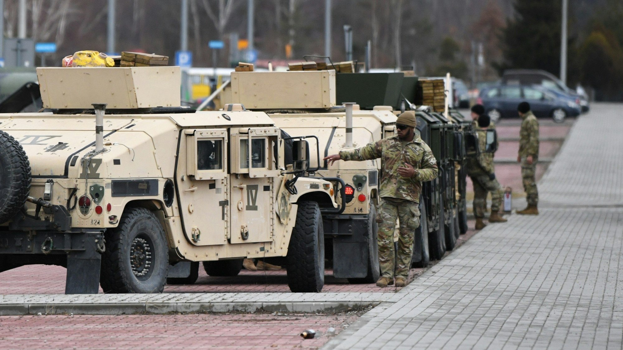 08.02.2022, Polen, Jasionka: US-Soldaten der 82. Luftlandedivision stehen am Flughafen in Jasionka. Im Rahmen der angekündigten Verstärkung amerikanischer Truppen in Europa waren zusätzliche US-Soldaten in Polen eingetroffen.