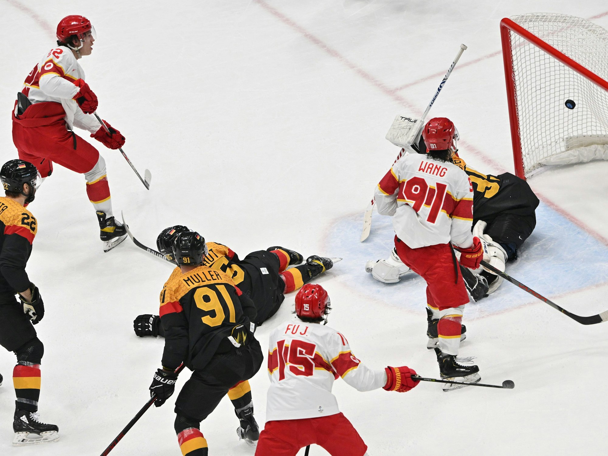 Fu Shuai aus China erzielt das erste Tor seiner Mannschaft.