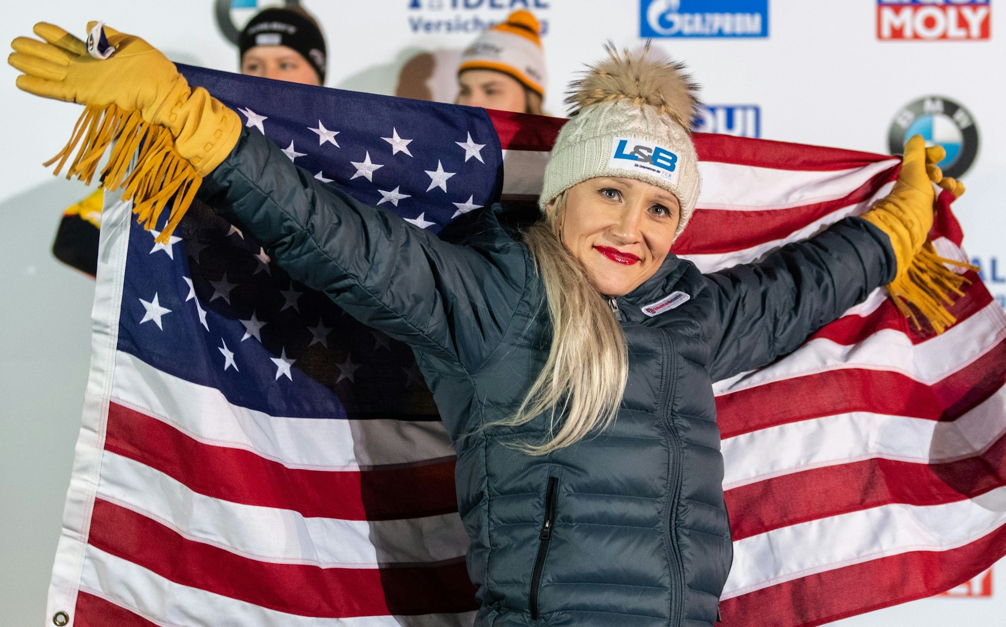 Bob: Weltmeisterschaft, Zweierbob, Frauen, 4. Durchgang. Pilotin Kaillie Humphries aus den USA jubelt nach ihrem Sieg auf dem Podest. +++ dpa-Bildfunk +++