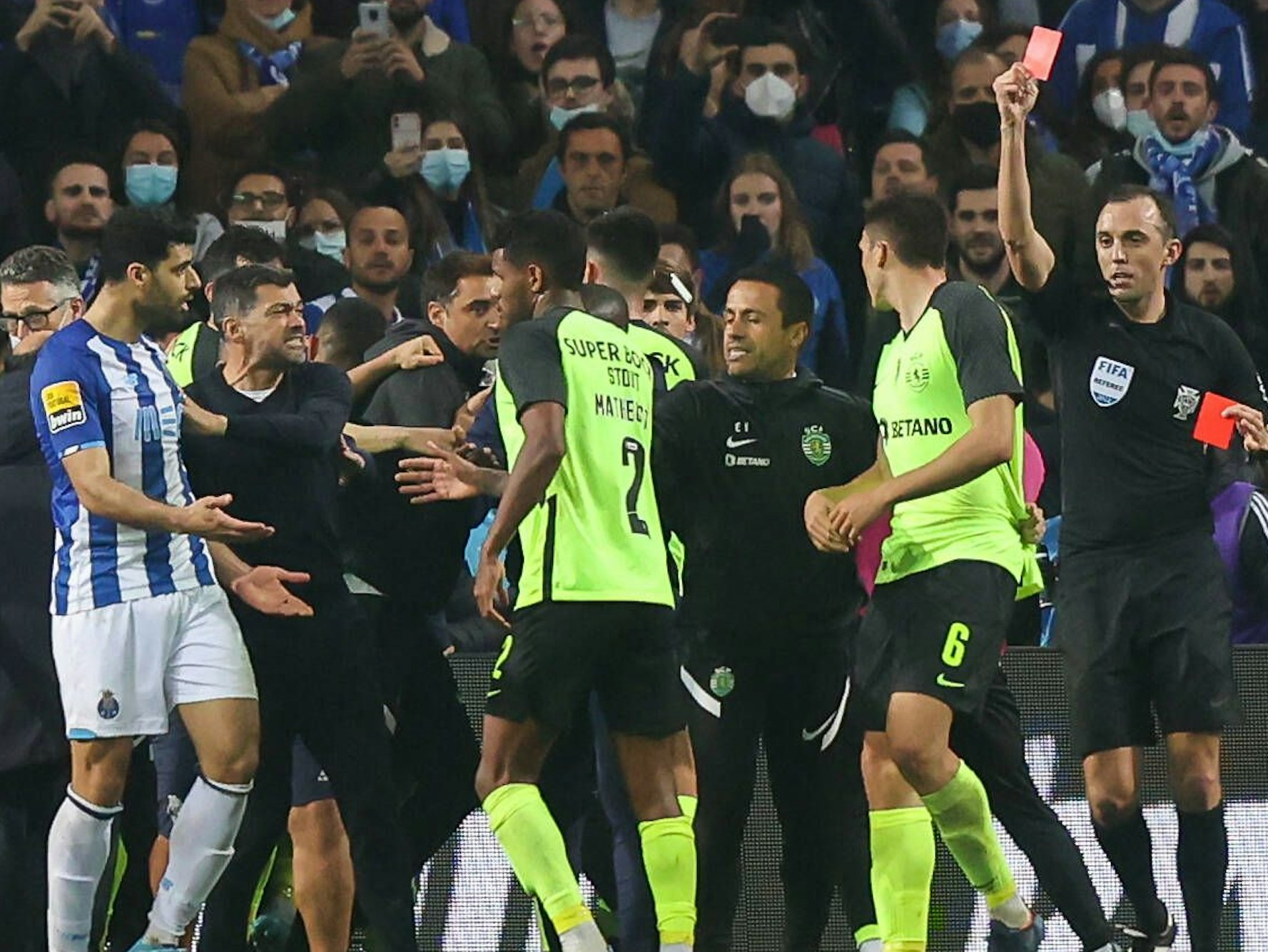 Tumulte beim Spiel des FC Porto gegen Sporting Lissabon.