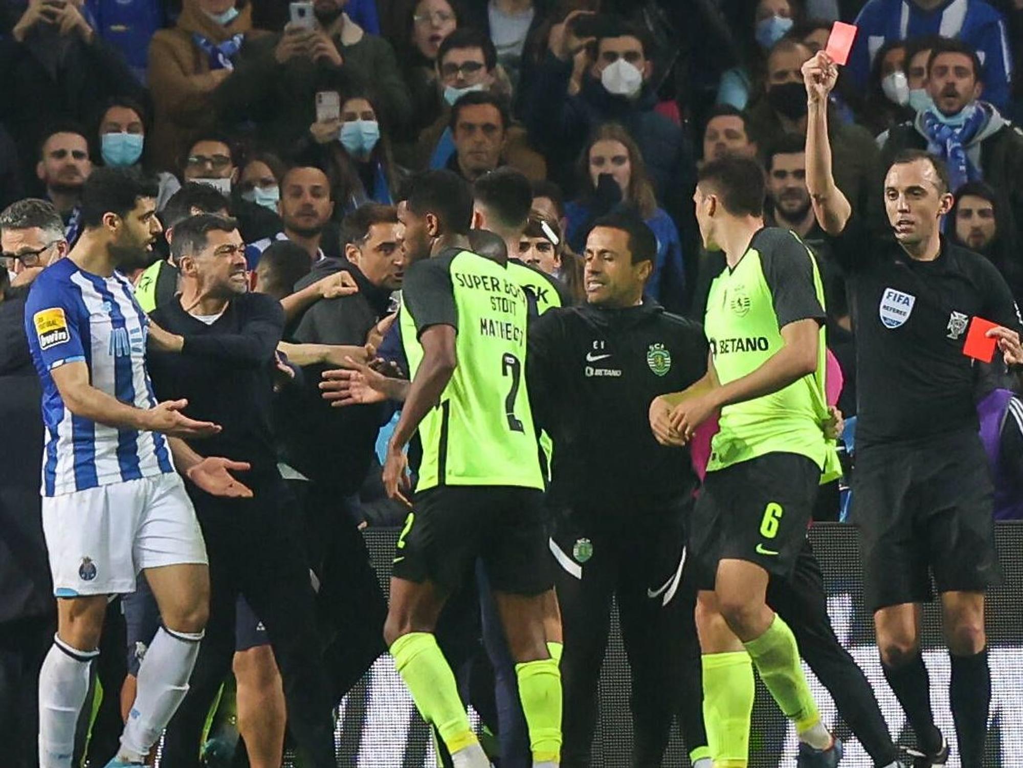 Tumulte beim Spiel des FC Porto gegen Sporting Lissabon.