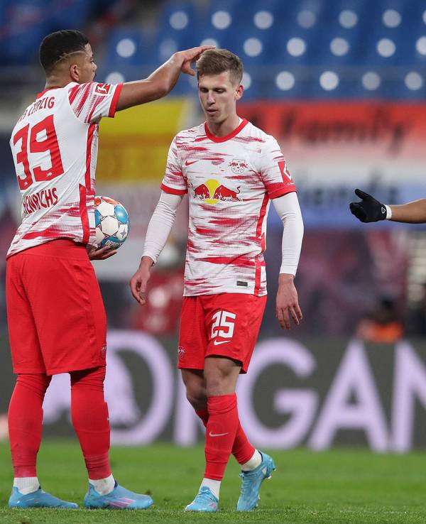 Leipzigs Christopher Nkunku und Dani Olmo gerieten vor dem Freistoß beim Spiel gegen den 1. FC Köln aneinander. Olmo zog verärgert davon.