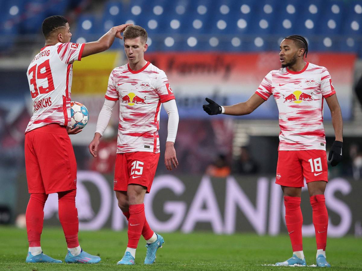 Leipzigs Christopher Nkunku und Dani Olmo gerieten vor dem Freistoß beim Spiel gegen den 1. FC Köln aneinander. Olmo zog verärgert davon.