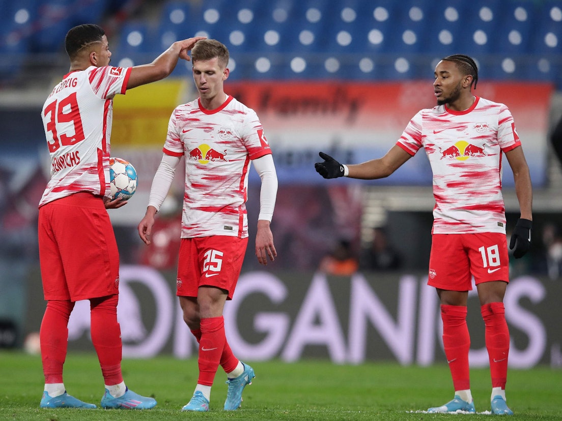 Leipzigs Christopher Nkunku und Dani Olmo gerieten vor dem Freistoß beim Spiel gegen den 1. FC Köln aneinander. Olmo zog verärgert davon.