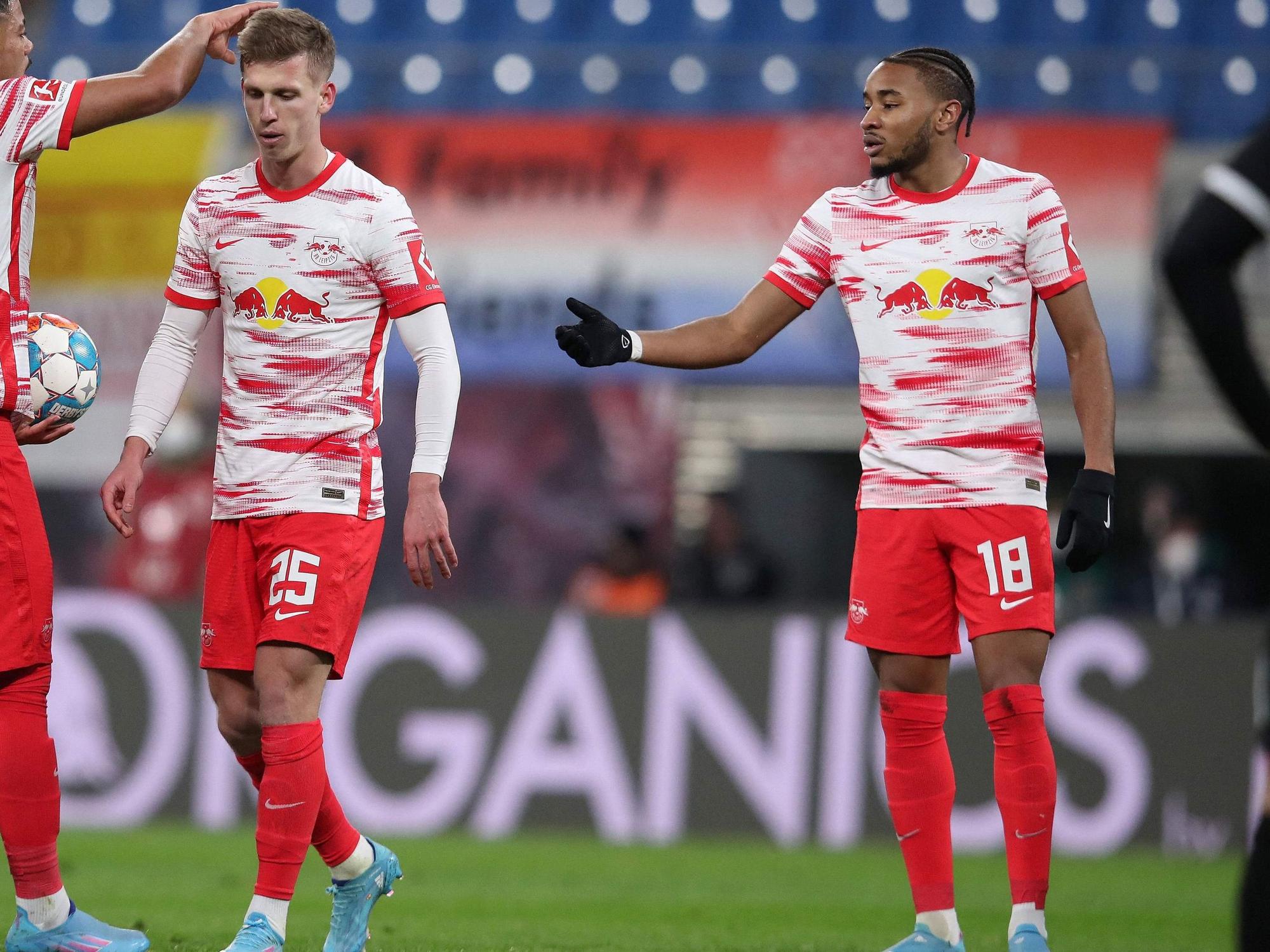 Leipzigs Christopher Nkunku und Dani Olmo gerieten vor dem Freistoß beim Spiel gegen den 1. FC Köln aneinander. Olmo zog verärgert davon.