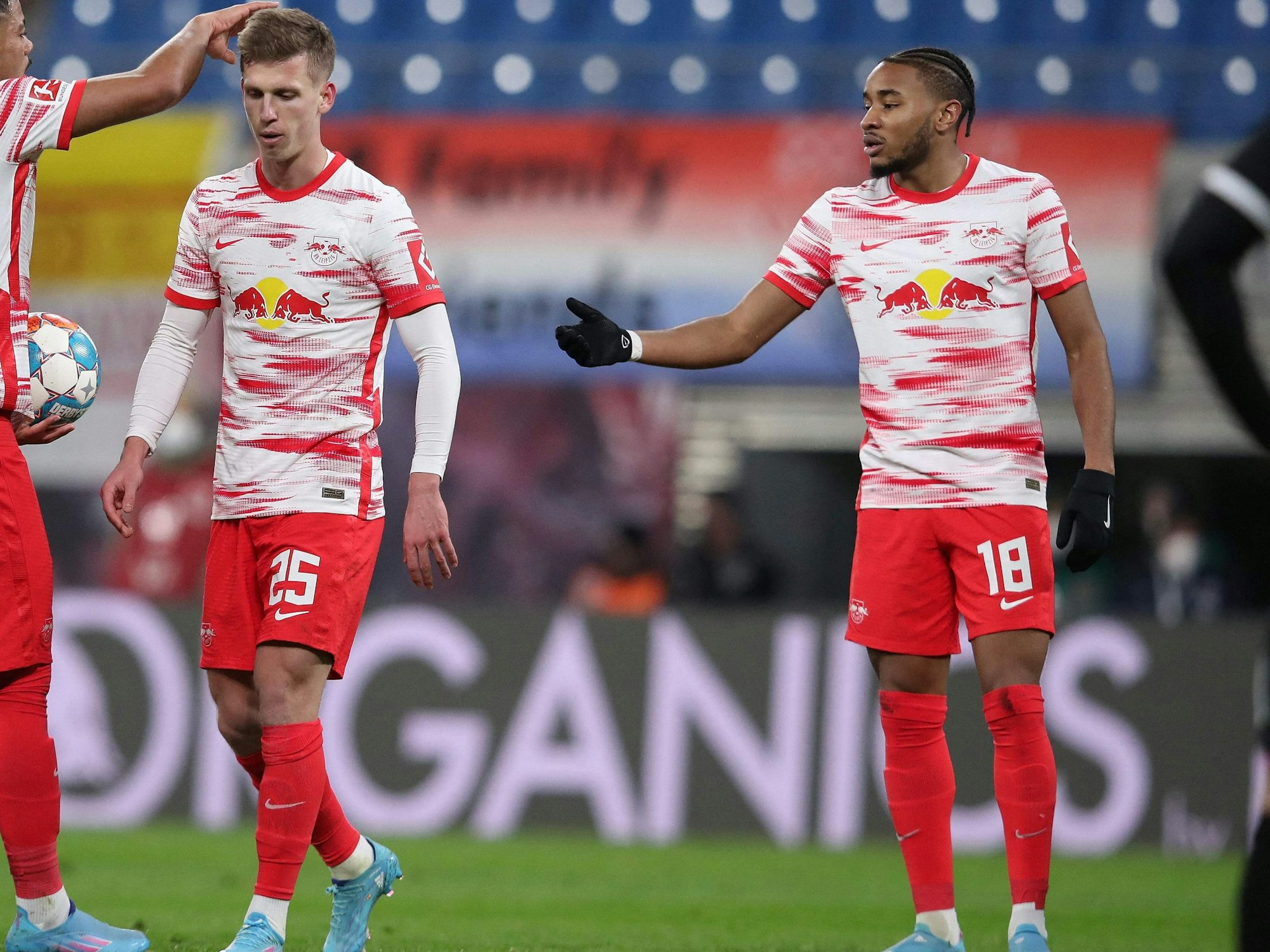 Leipzigs Christopher Nkunku und Dani Olmo gerieten vor dem Freistoß beim Spiel gegen den 1. FC Köln aneinander. Olmo zog verärgert davon.