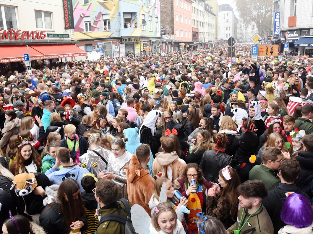 Menschenmenge feiert auf der Zülpicher Straße in Köln.