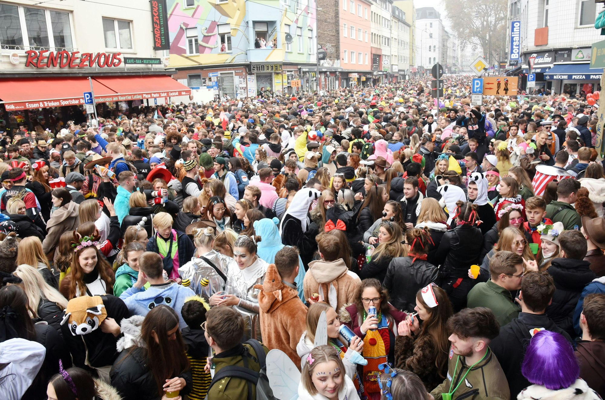 Eine Menschenmenge feiert auf der Zülpicher Straße Karneval in Köln.