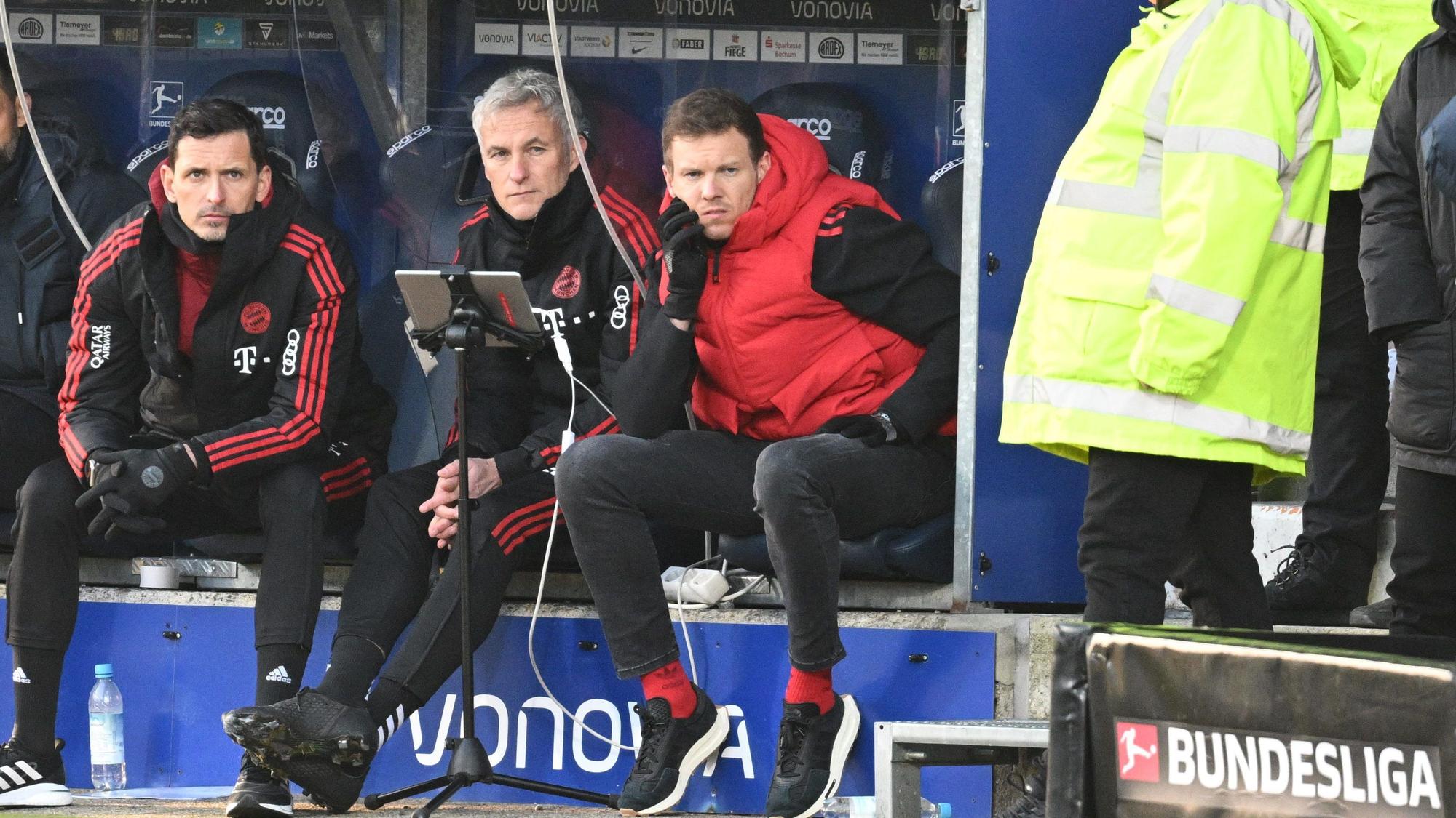Julian Nagelsmann blickt beim Spiel von Bayern München skeptisch aufs Spielfeld.
