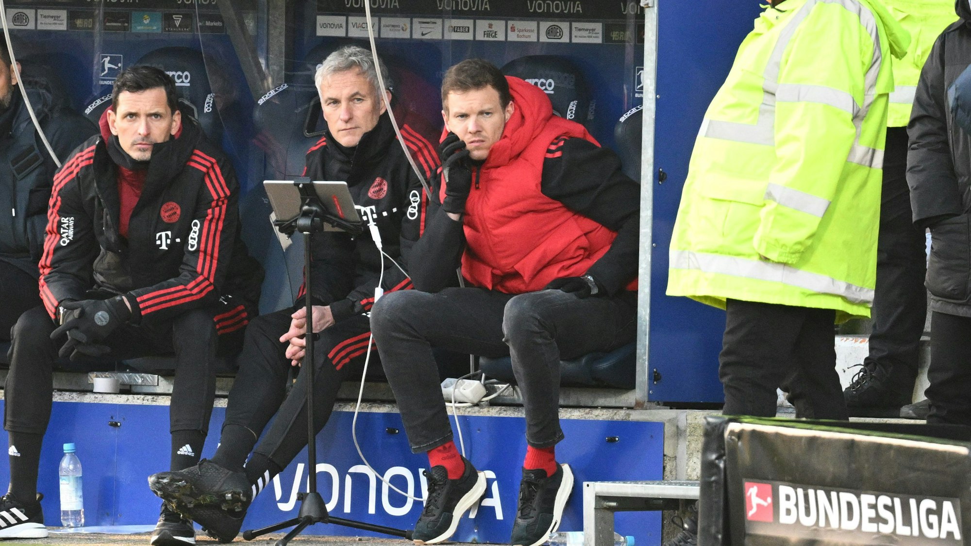 Julian Nagelsmann blickt beim Spiel von Bayern München skeptisch aufs Spielfeld.